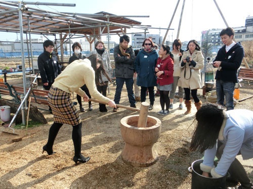 小野さんの農場「はたけんぼ」の餅つきイベント(東京都国立市)