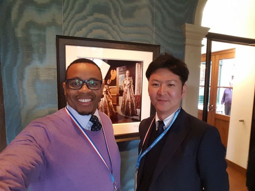 海外の農業者と交流する浅井雄一郎さん(オランダで開かれたナフィールド奨学生会議)
