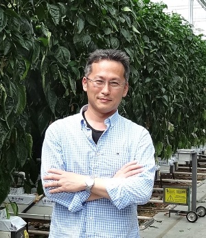 日本の施設園芸の技術向上に取り組んできた久枝和昇氏(安倍晋三首相も訪ねたオランダのパプリカ農場で)