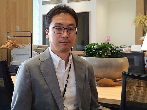 「植物工場の生産性はまだまだ高まる」と話す北島正裕氏(東京都中央区のオフィス)