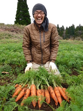 小祝政明さんの指導でニンジンの収量を増やした飯星淳一さん(熊本県山都町)