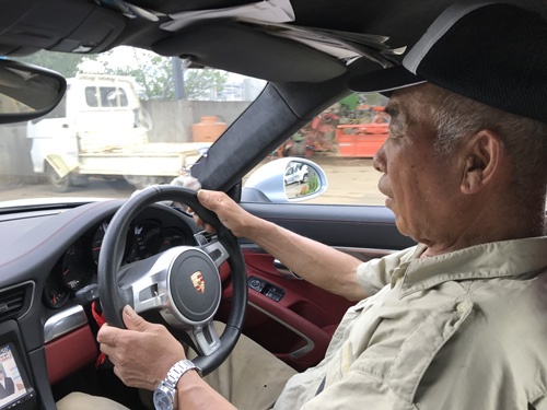 愛車のポルシェ911カレラを運転する。加速がすごく、停止は滑らかだった。(埼玉県川越市)