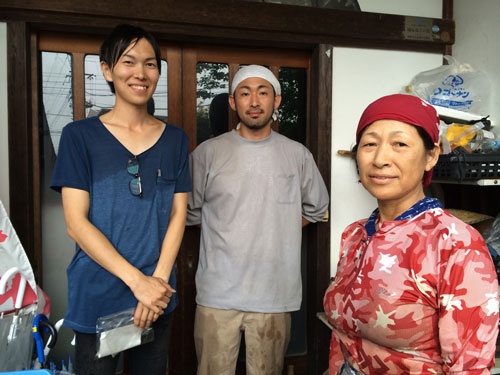 エマリコくにたちの山川武士さん㊧。青木克訓さん、母の幸子さんの親子の農家を集荷で訪ねた(多摩市)