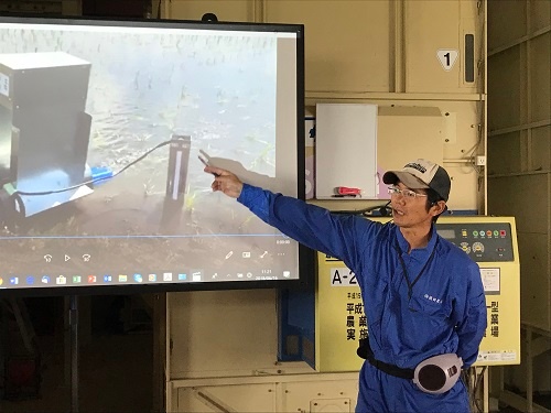 九大と共同開発した自動給水機を説明する横田修一さん