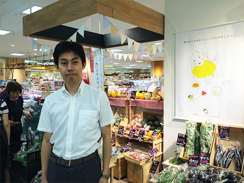 「野菜は理性ではなく、舌で買うもの」と話す菱沼勇介さん(多摩市センター三越)