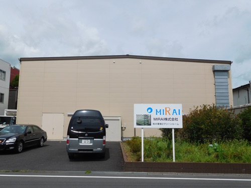 MIRAIの植物工場の外観。この中に「畑」があるとは想像がつかない(千葉県柏市)
