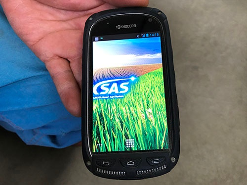 KSASの専用端末。個人のスマホを使うのと違い、汚れを心配しなくていい(千葉県柏市)