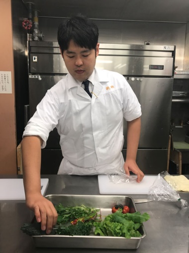 厨房でサラダセットを作り始める野村祐介さん（東京都港区の「醍醐」）