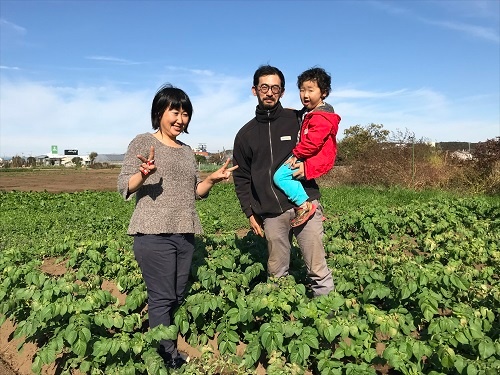 東京で農的な暮らしを追求する井垣さん一家。8歳の娘さんはこの日は畑にいなかった(瑞穂町)