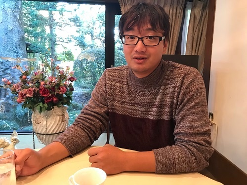 井上祐輔さんは「農業できちんと暮らしていける」と話す(瑞穂町)