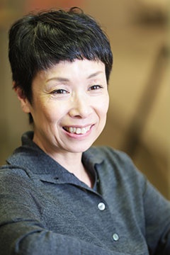 平松洋子(ひらまつ・ようこ) エッセイスト1958年岡山県生まれ。東京女子大学文理学部社会学科卒業。『買えない味』で第16回Bunkamuraドゥマゴ文学賞受賞、『野蛮な読書』で第28回講談社エッセイ賞受賞。ほかに『味なメニュー』『ステーキを下町で』『夜中にジャムを煮る』『サンドウィッチは銀座で』、『ひさしぶりの海苔弁』など。 (写真:鈴木愛子、以下同)