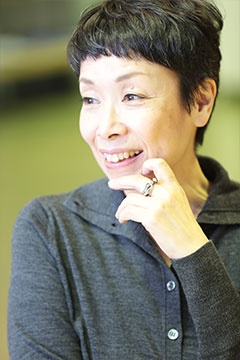 平松洋子(ひらまつ・ようこ)<br/> エッセイスト<br/>1958年岡山県生まれ。東京女子大学文理学部社会学科卒業。『買えない味』で第16回Bunkamuraドゥマゴ文学賞受賞、『野蛮な読書』で第28回講談社エッセイ賞受賞。ほかに『味なメニュー』『ステーキを下町で』『夜中にジャムを煮る』『サンドウィッチは銀座で』、『ひさしぶりの海苔弁』など。 (写真:鈴木愛子、以下同)
