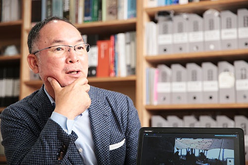 1959年、新潟県三条市生まれ。明治大学を卒業後、外資系商社に勤務。86年、父が創業したヤマコウ(現スノーピーク)に入社する。新規事業としてキャンプ用品を開発し、現在のオートキャンプシーンを創り上げる。96年に社長に就任し、社名を「スノーピーク」に変更。自身が毎年30~60泊をキャンプで過ごすというアウトドア愛好家として知られる。(写真=鈴木愛子、以下同)