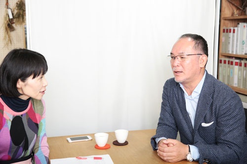 山井太社長(写真右、左は聞き手の川島蓉子さん)。1959年、新潟県三条市生まれ。明治大学を卒業後、外資系商社に勤務。86年、父が創業したヤマコウ(現スノーピーク)に入社する。新規事業としてキャンプ用品を開発し、現在のオートキャンプシーンを創り上げる。96年に社長に就任し、社名を「スノーピーク」に変更。自身が毎年30~60泊をキャンプで過ごすというアウトドア愛好家として知られる。(写真=鈴木愛子、以下同)