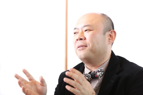 <b>孫 泰蔵</b>(そん・たいぞう)氏<br /> Mistletoe株式会社 代表取締役社長兼CEO 1972年生まれ。佐賀県出身。東京大学在学中にYahoo! JAPANの立ち上げに参画。その後、インターネットのコンテンツ制作、サービス運営をサポートする会社を興す。2002年、ガンホー・オンライン・エンターテイメント株式会社を設立、デジタルエンターテインメントの世界で成功をおさめる。その後も、様々なベンチャーの創業や海外企業との大型JVなど、ある時は創業者、ある時は経営陣の一人として、一貫してべ ンチャービジネスに従事した後、2009年に「2030年までにアジア版シリコンバレーのベンチャー生態系をつくる」として、スタートアップのシードアクセラレーターMOVIDA JAPANを設立。2013年、単なる出資にとどまらない総合的なスタートアップ支援に加え、自らも事業創造を行うMistletoe株式会社を創業。21世紀の課題を解決し、世の中に大きなインパクトを与えるようなイノベーションを起こす活動を国内外で本格的に開始、ベンチャーの活躍が、豊かな社会創造につながることを目指している。(写真:鈴木 愛子、以下同)