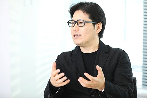 田中 仁(たなか・ひとし)氏 1963年、群馬県生まれ。1988年ジェイアイエヌを設立、代表取締役社長に就任。2001年アイウエア事業「JINS」(ジンズ)を開始し、2006年大証ヘラクレス(現JASDAQ)に上場。2011年『Ernst&Youngワールド・アントレプレナー・オブ・ザ・イヤー2011』モナコ世界大会に日本代表として出場。2013年東京証券取引所第一部に上場した。