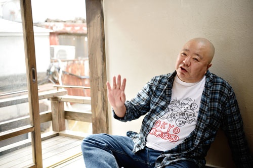 <b>都築響一</b><br />1956年、東京生まれ。76年から86年まで「ポパイ」、「ブルータス」で現代美術や建築、デザインなどの記事を担当。89年から92年にかけて、1980年代の世界の現代美術の動向を網羅した全102巻の現代美術全集『アート・ランダム』を刊行した。自らカメラを手に、狭いながらも独創的な東京人の暮らしを撮影した『TOKYO STYLE』や、日本全国の奇妙な名所を訪ね歩く『珍日本紀行』の総集編『ROADSIDE JAPAN』で、既存メディアが見たことのない視点から現代社会を切り取る。97年に第23回・木村伊兵衛賞を受賞。97年から2001年にかけて、アマチュアの優れたデザインを集めた写真集『ストリート・デザイン・ファイル』全20巻を刊行。その後も現在に至るまで、秘宝館やスナック、独居老人など、無名の超人たちに光を当て、世界中のロードサイドを巡る取材を続行中。(写真:大槻純一)