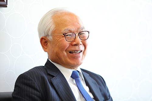 新井良亮(あらい・よしあき)氏 ルミネ会長。1946年、栃木県出身。高校卒業後に旧国鉄に入社。その後、勤務の傍ら中央大学法学部の夜間部を卒業。国鉄民営化後は東日本旅客鉄道(JR東日本)に勤務。人事部勤務を経て、東京支社事業部長に。JR東日本副社長・事業創造本部長を経て副社長の職に就きながら、ルミネ社長に就任。その後、社長専任となり、2017年、会長に就任。