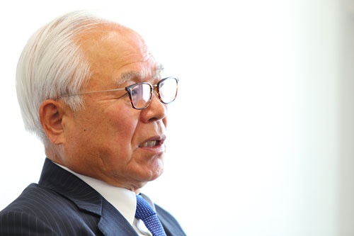 新井良亮(あらい・よしあき)氏 ルミネ会長。1946年、栃木県出身。高校卒業後に旧国鉄に入社。その後、勤務の傍ら中央大学法学部の夜間部を卒業。国鉄民営化後は東日本旅客鉄道(JR東日本)に勤務。人事部勤務を経て、東京支社事業部長に。JR東日本副社長・事業創造本部長を経て副社長の職に就きながら、ルミネ社長に就任。その後、社長専任となり、2017年、会長に就任。