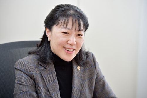 茅野 みつるさん伊藤忠インターナショナル会社EVP(Executive Vice President)兼 伊藤忠インターナショナル会社CAO(Chief Administrative Officer)兼 伊藤忠カナダ会社社長。オランダ生まれ。スミス・カレッジ卒業(BA cum laude)、コーネル大学ロースクール修了(JD)。カリフォルニア州弁護士。国際法律事務所のパートナーを経て、伊藤忠商事に入社。2013年、大手総合商社初の女性執行役員に就任。17年4月から現職。05年には世界経済フォーラムから「若きグローバルリーダー」に選ばれる。06年には、アジア・ソサイエティより「Asia 21」、Newsweekより「世界が認めた日本人女性100人」に選ばれる。声楽家としての活動も積極的に続ける。(写真:大槻純一、以下同じ)