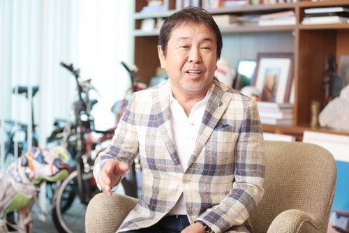 設楽 洋(したら・よう) ビームス 代表取締役<br /> 1951年 東京都生まれ。慶應義塾大学経済学部卒、1975年 株式会社電通入社。プロモーションディレクター・イベントプロデューサーとして数々のヒットを飛ばす。1976年 「ビームス」設立に参加。1983年 電通退社。自らをプロデューサーと位置付け、その独自のコンセプト作りによりファッションだけでなく、あらゆるジャンルのムーブメントを起こし、セレクトショップ、コラボレーションの先鞭をつけた。(撮影:鈴木愛子、以下同)
