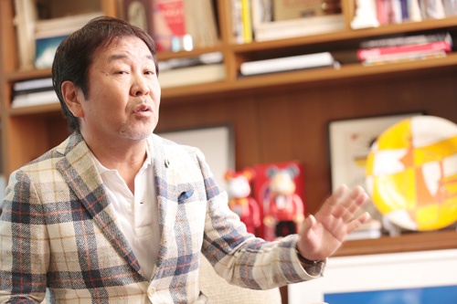 設楽 洋(したら・よう) ビームス 代表取締役<br /> 1951年 東京都生まれ。慶應義塾大学経済学部卒、1975年 株式会社電通入社。プロモーションディレクター・イベントプロデューサーとして数々のヒットを飛ばす。1976年 「ビームス」設立に参加。1983年 電通退社。自らをプロデューサーと位置付け、その独自のコンセプト作りによりファッションだけでなく、あらゆるジャンルのムーブメントを起こし、セレクトショップ、コラボレーションの先鞭をつけた。(撮影:鈴木愛子、以下同)