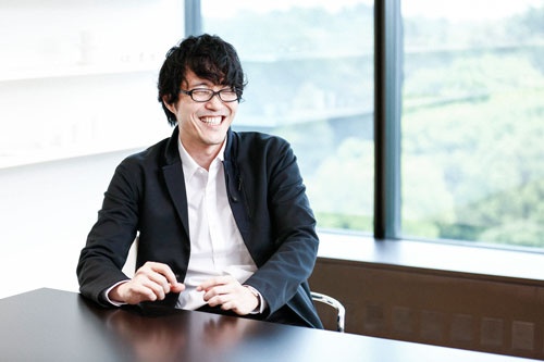 <b>佐藤オオキ氏</b><br />nendo(ネンド)代表。<br/>1977年カナダ生まれ。早稲田大学大学院理工学研究科建築学専攻修了、同年、ネンドを設立。2005年にはミラノオフィスを設立。06年にはニューズウィーク誌の「世界が尊敬する日本人100人」に選ばれる。<br/>コカ・コーラやルイ・ヴィトンから大正製薬やロッテ、日清食品など国内外にクライアントを持ち、プロダクト、 グラフィック、インテリアから建築と多岐に渡ってデザインを手掛ける。<br/>作品はニューヨーク近代美術館のほか、パリ装飾美術館、英ヴィクトリア・アンド・アルバート美術館など世界の美術館に収蔵されている。<br />日本のグッドデザイン賞を11作品で受賞。そのほかエル・デコ誌の賞を最年少で受賞するなど、各国のデザイン賞を受賞。「佐藤オオキのボツ本」(日経BP社)ほか著書も多数。(写真=大畑陽子、以下同じ)