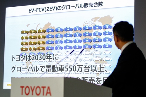 決算発表の際に電動車戦略に触れるトヨタ自動車の豊田章男社長(写真:Rodrigo Reyes Marin/アフロ)