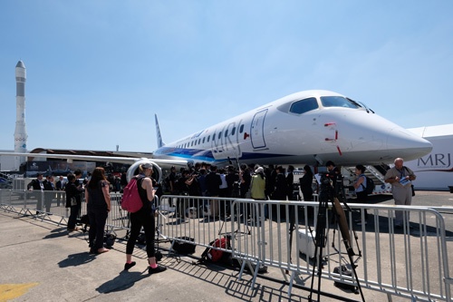 パリ航空ショーで実機が初展示された「MRJ」(写真=中尾由里子/アフロ)