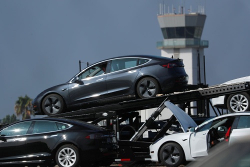輸送されるテスラの新車 (写真:ロイター/アフロ)