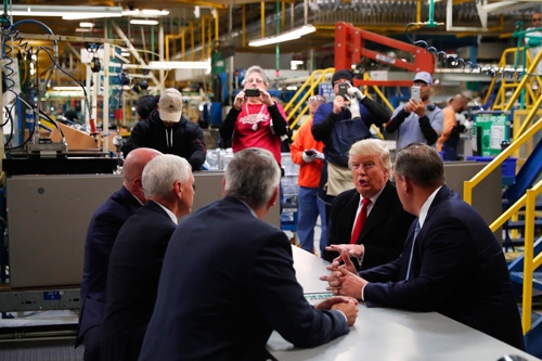空調大手キャリアの工場を訪問したトランプ次期大統領(写真：The New York Times/アフロ)