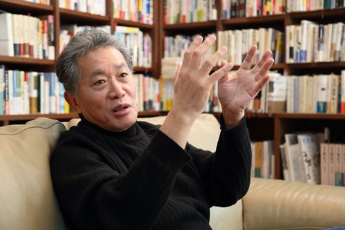 内田 樹(うちだ・たつる)1950年東京都生まれ。東京大学文学部仏文科卒業。東京都立大学大学院人文科学研究科博士課程中退。神戸女学院大学文学部助教授・教授を経て2011年に退職。現在、神戸女学院大学名誉教授。京都精華大学客員教授。昭和大学理事。神戸市内で武道と哲学のための私塾「凱風館」を主宰。合気道七段。執筆活動全般について第三回伊丹十三賞を受賞。主な著書に『ローカリズム宣言』(デコ)、 『街場の天皇論』(東洋経済新報社)、『アジア辺境論 これが日本の生きる道』(集英社)、『増補版 街場の中国論』(ミシマ社)など。(写真=大亀京助、以下同)