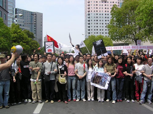 2005年に上海であった反日デモの様子。対立することも多い日本と中国だが、意外なところで均質化も進んでいる