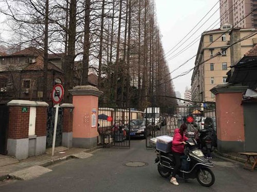 上海市内の住宅。中央の通りを挟んで右側と左側は別の団地。だが、塀と門で遮り、中央の道を一般車両や住民以外の通り抜けをできないようにしている（上海市内）