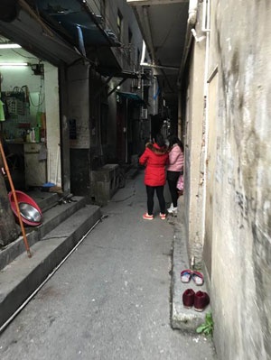 街頭で客引きする女性ら(上海市内)