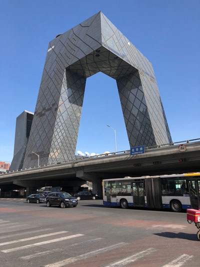 北京にある中国国営中央テレビ（CCTV）本社ビルにポッカリと空いた穴からも鮮やかな青空がのぞいていた（2018年1月）