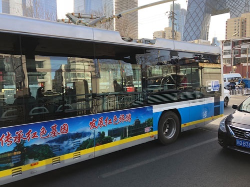 北京を走るEVバスには、電線から電力をとって走る昔ながらの無軌電車(写真)と、完全な蓄電池タイプの2種類がある