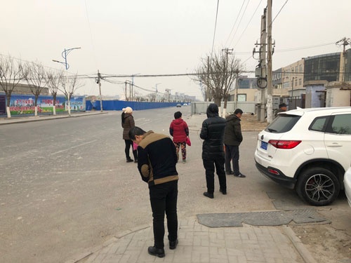 「充電しなきゃ」と言い残して消えたEVバスの運転手に途中で降ろされ途方に暮れる乗客ら（北京）