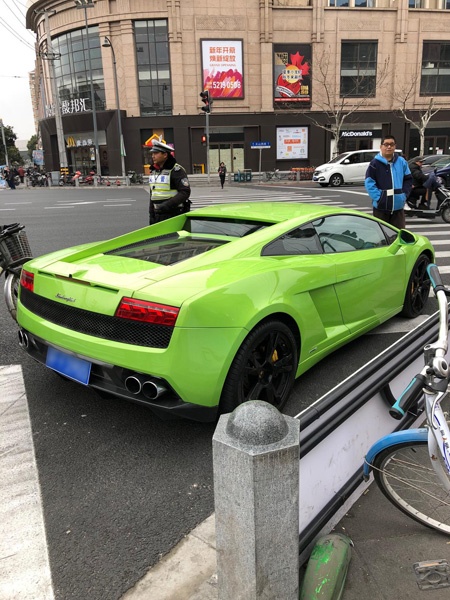 庶民が高級車を乗り回す中国では、ランボルギーニを交差点に路駐して食事に行く猛者もいる(2018年2月上海)
