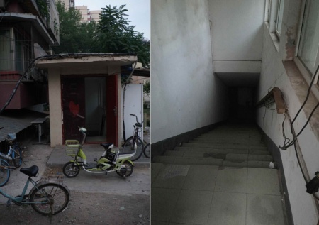 地下室アパートの入り口と階段。暗い闇の先に部屋が並んでいる（北京市内）