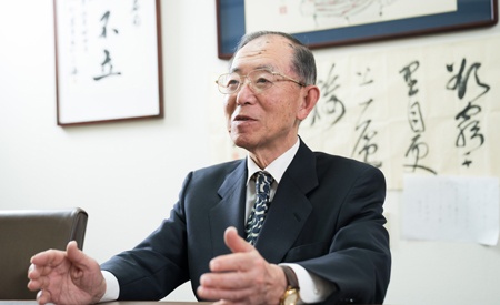 丹羽 宇一郎(にわ・ういちろう)日本中国友好協会会長。1939年、愛知県生まれ。名古屋大学法学部を卒業後、伊藤忠商事に入社。1998年、社長に就任。2004年、会長に就任。内閣府経済財政諮問会議議員、総務省地方分権改革推進委員会委員長、日本郵政取締役、国際連合世界食糧計画(WFP)協会会長などを歴任し、2010年、民間出身では初の中国大使に就任。現在、公益社団法人日本中国友好協会会長、早稲田大学特命教授、福井県立大学客員教授、伊藤忠商事名誉理事。著書に、『人は仕事で磨かれる』(文藝春秋)、『中国の大問題』『習近平はいったい何を考えているのか』(共にPHP研究所)、『死ぬほど読書』(幻冬舎)、『戦争の大問題』(東洋経済新報社)など多数。(写真=吉成大輔、以下同)