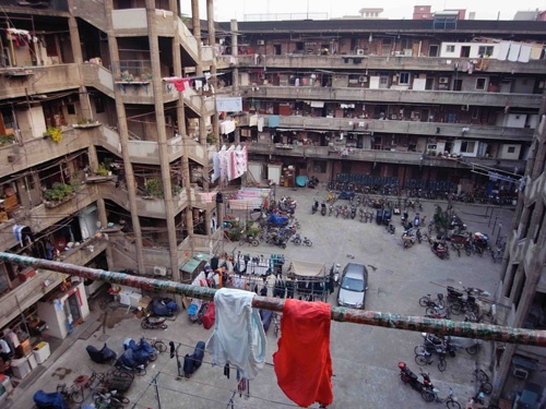 中国では厄除けの赤いパンツの洗濯物が翩翻と翻る光景をよく見る（上海市内）