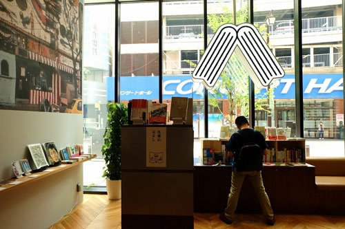 書店の窓には本をかたどる大きなロゴマーク
