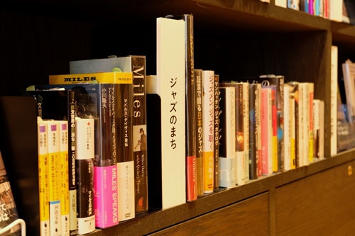 「ジャズのまち」など地域に関連したテーマで本をセレクト