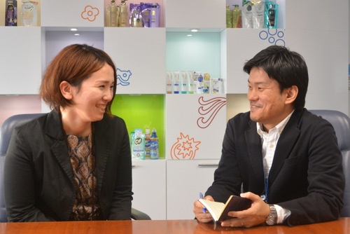 ユニリーバ・ジャパンでブランド戦略を担当する堀田有里さん（左）と、上司の伊瀬裕樹さん