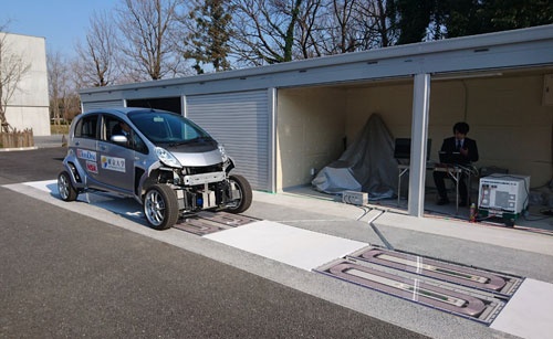 東京大学の藤本氏らのグループが開発した道路から非接触で充電する実験車両。地面に埋め込まれているのが送電コイル