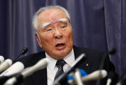 記者会見で語る鈴木修会長(写真:AP/アフロ)