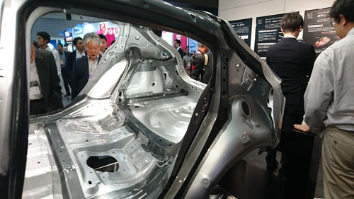 マツダが「人とくるまのテクノロジー展」に出展した次世代SKYACTIVの車体。車体側面の開口部を環状構造で補強している（濃いグレーの部分が従来に対して強化した部分）