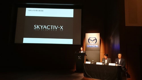 マツダが開催した「サステイナブル“Zoom-Zoom”宣言2030」発表会の模様。登壇しているのは小飼雅道社長
