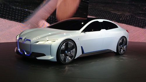 BMWが出展した高級4ドアセダンのEVコンセプトカー「BMW i Vision Dynamics」。現在のBMWセダンとは異なるデザイン要素を採用した